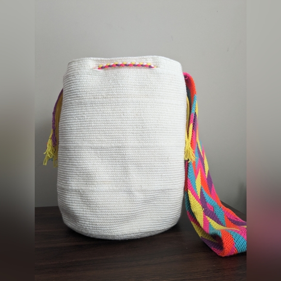 Authentic Wayuu bag/ Mochila Wayuu/ cream color/ neon strap/ Size M - Picture 2 of 9